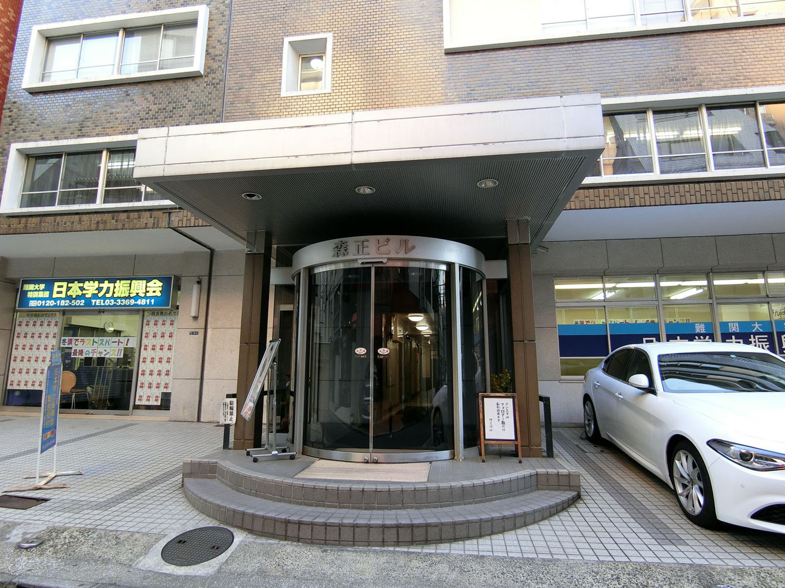 オフィスビル出入り口