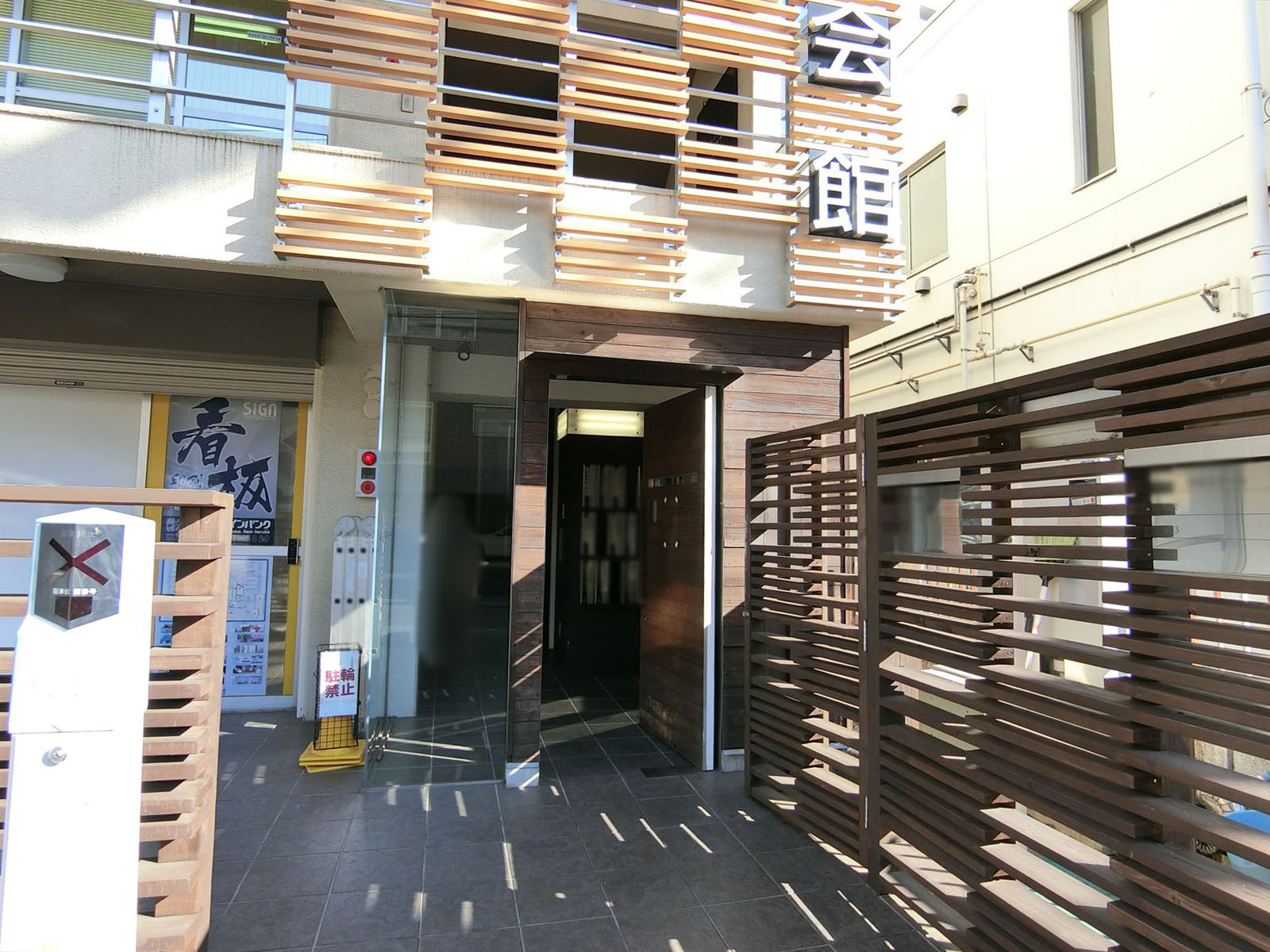 オフィスビル出入り口