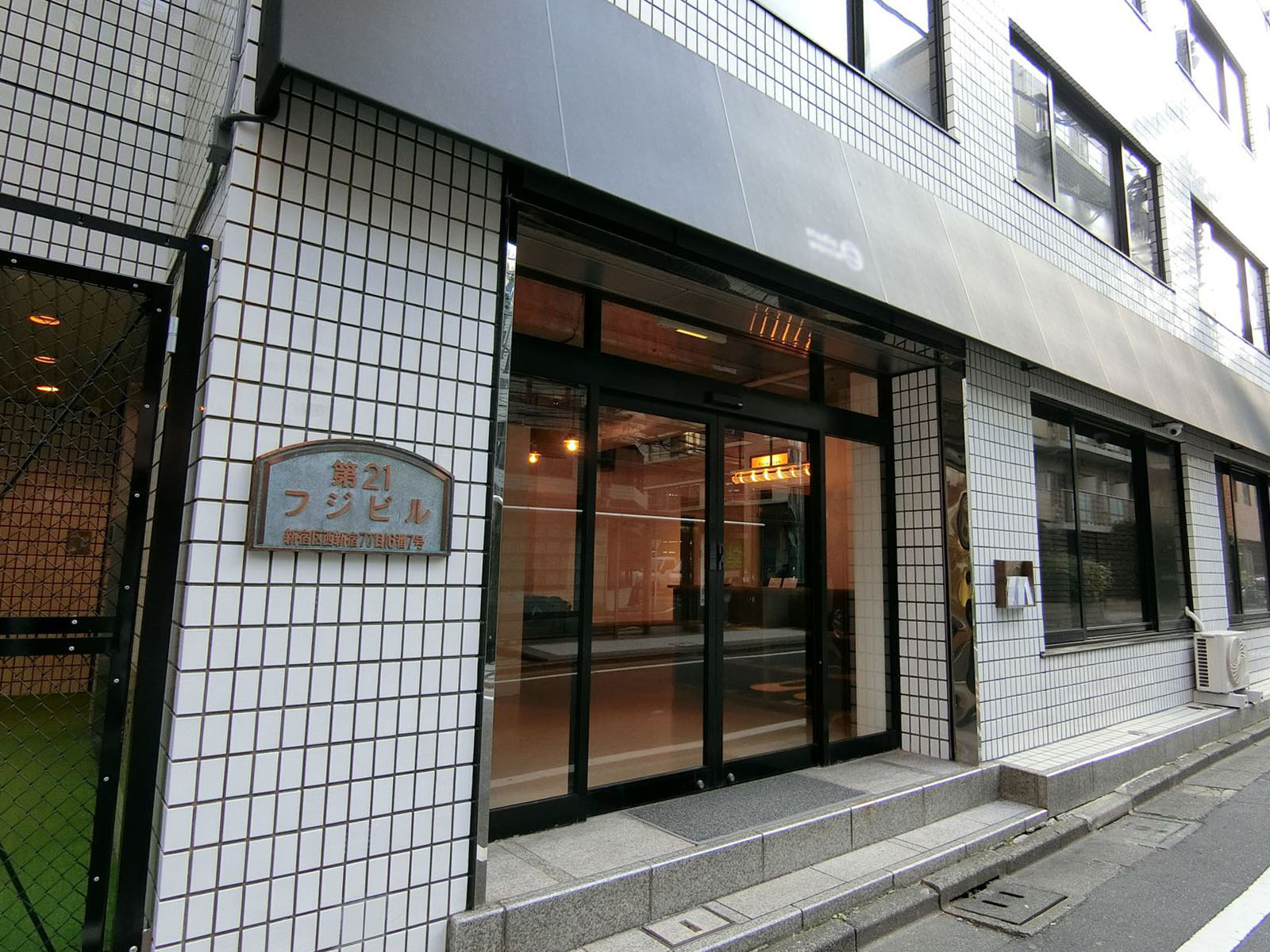 オフィスビル出入り口