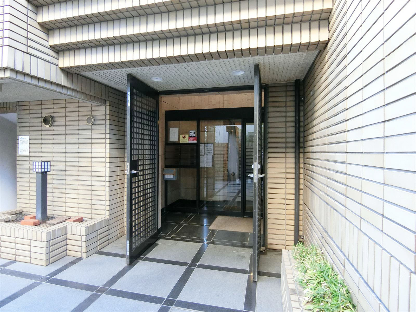 オフィスビル出入り口