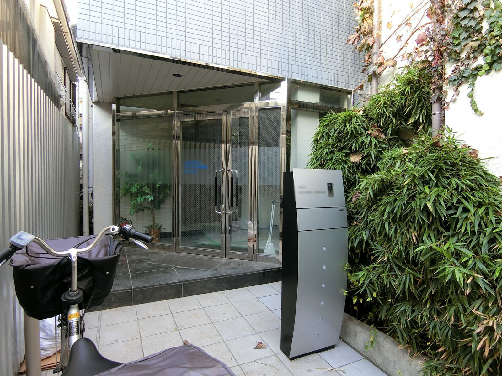 オフィスビル出入口