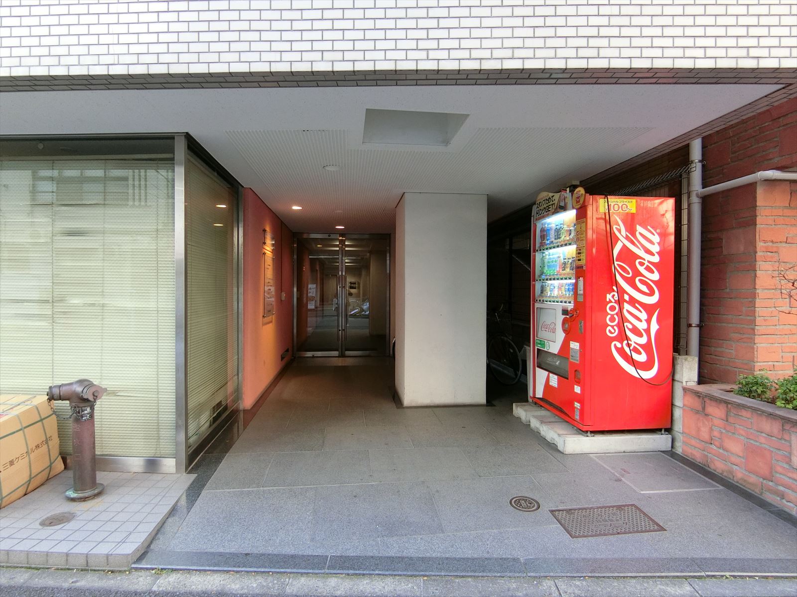 オフィスビル出入口