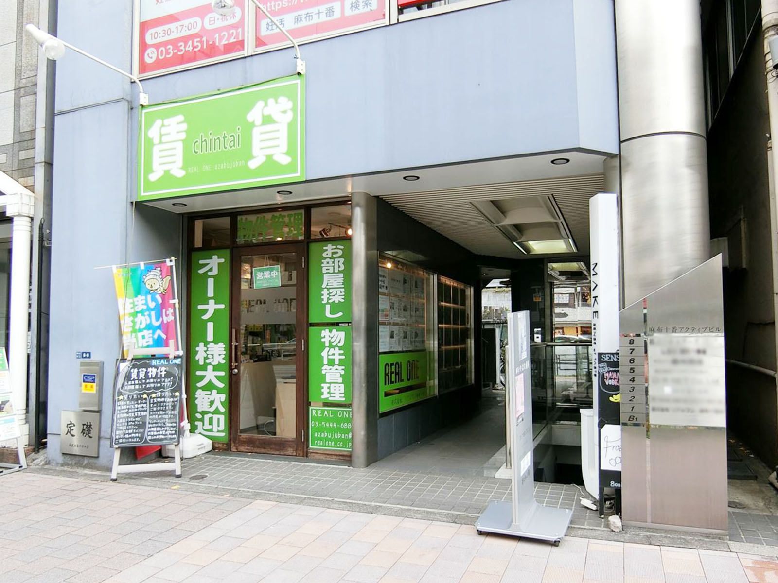 オフィスビル出入口