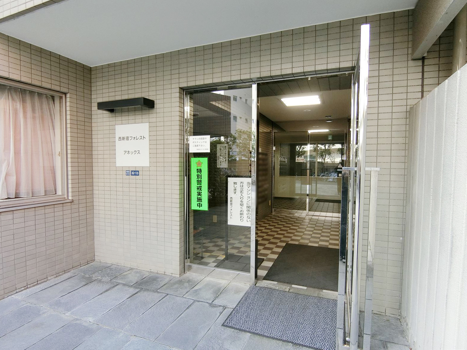 オフィスビル出入り口