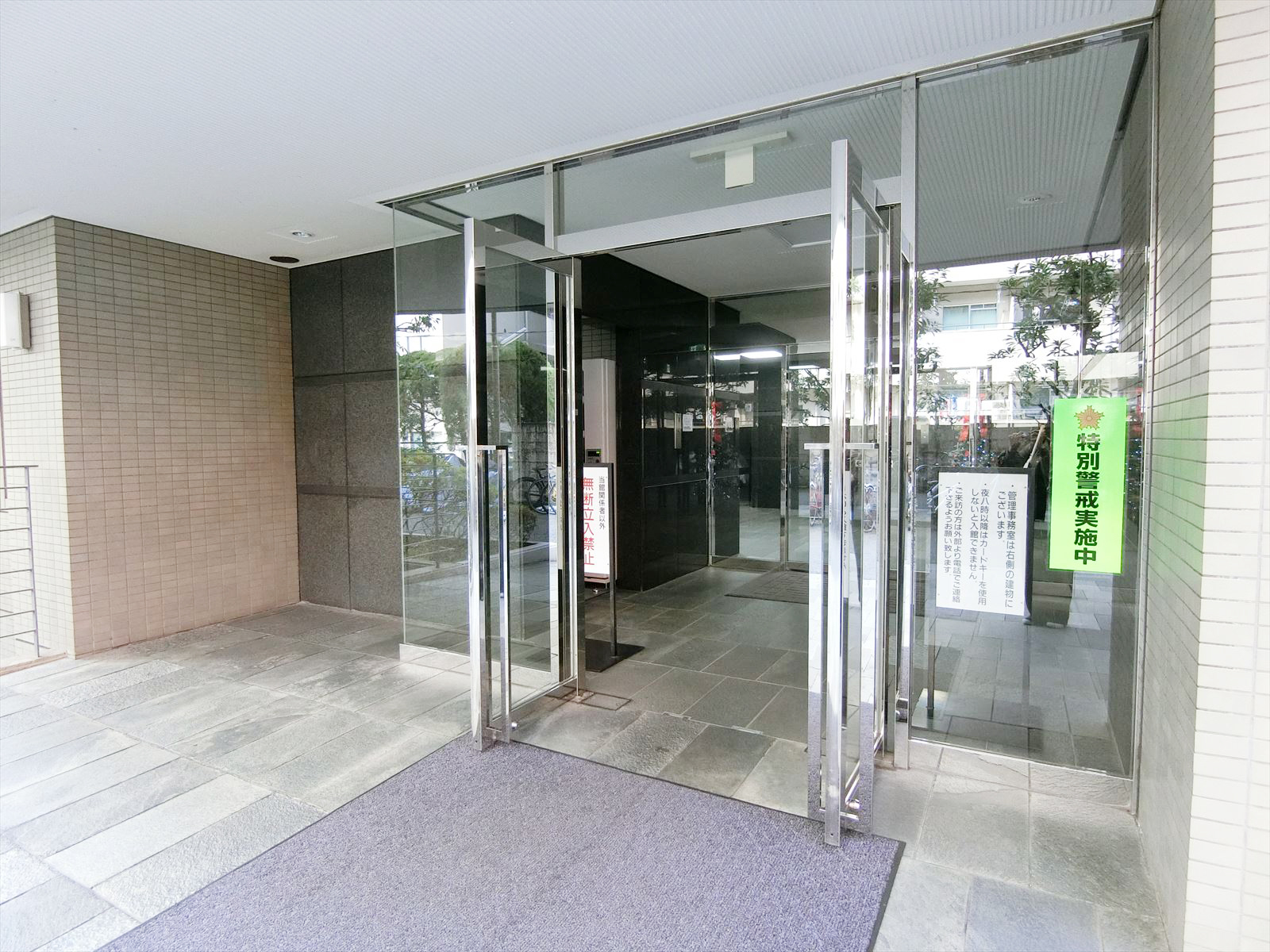 オフィスビル出入り口