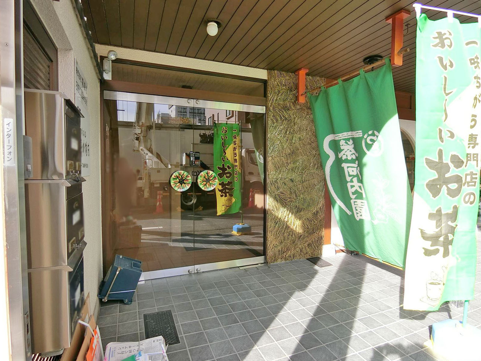 オフィスビル出入り口