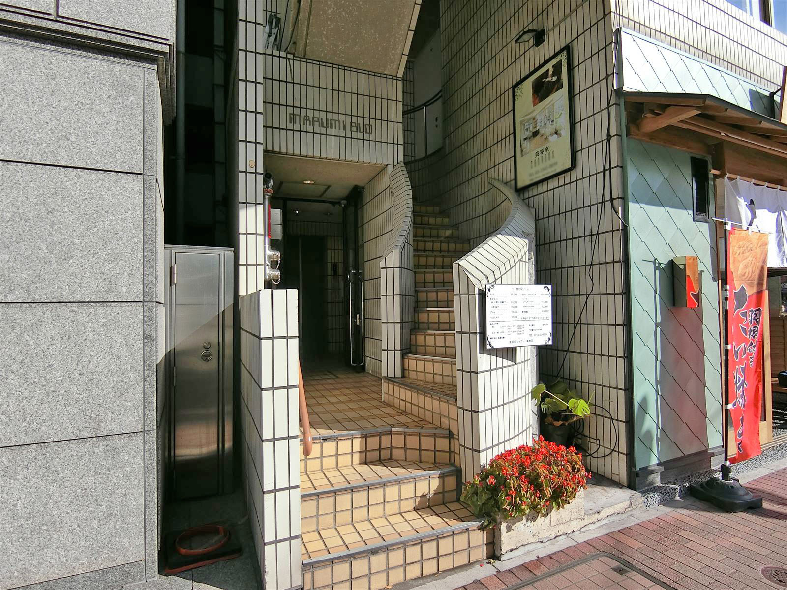オフィスビル出入り口
