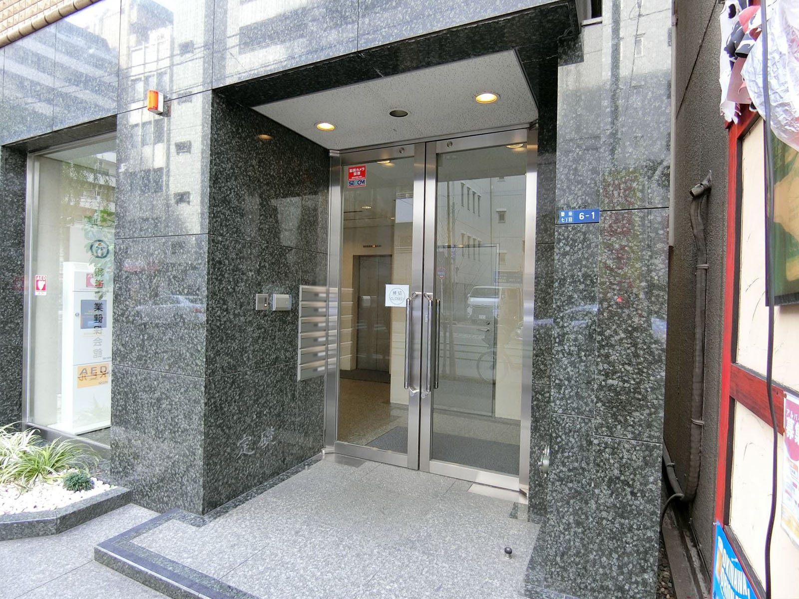 オフィスビル出入り口