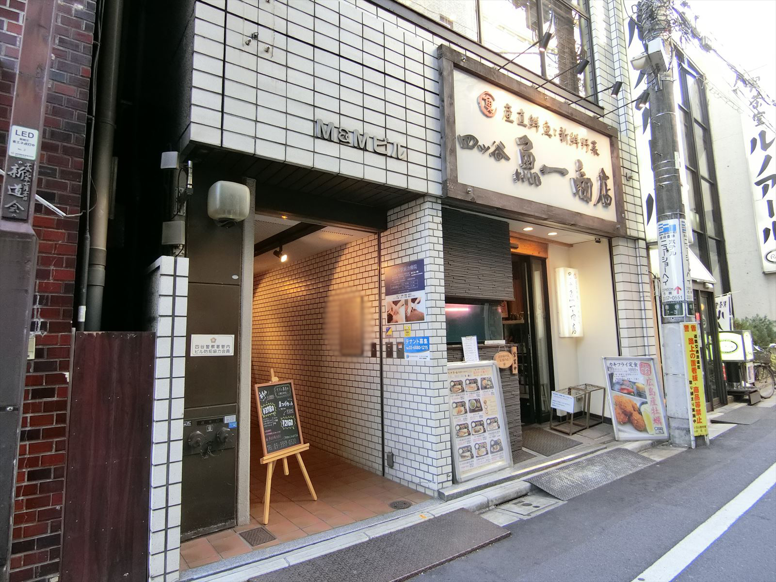 オフィスビル出入り口