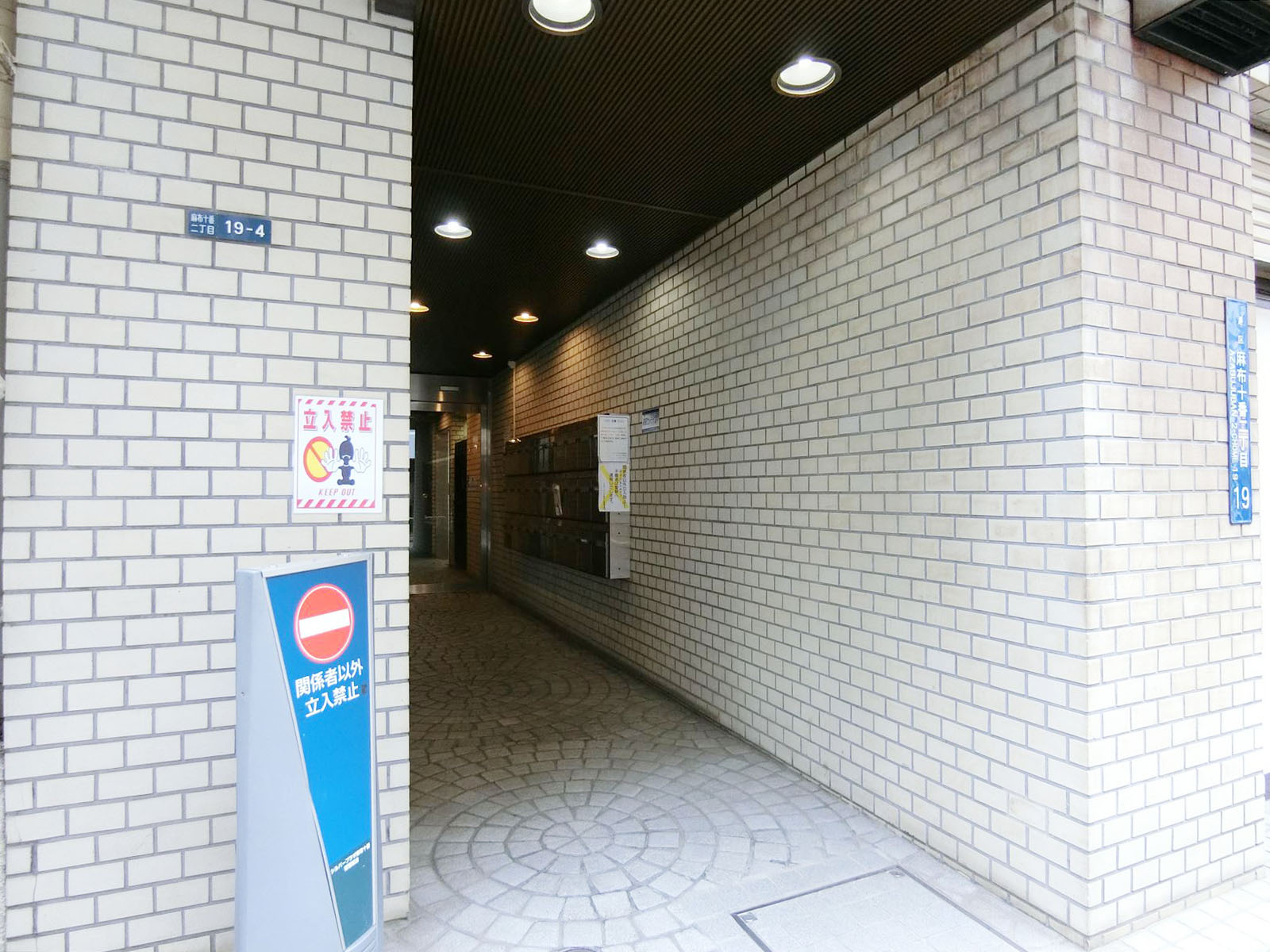 オフィスビル出入口