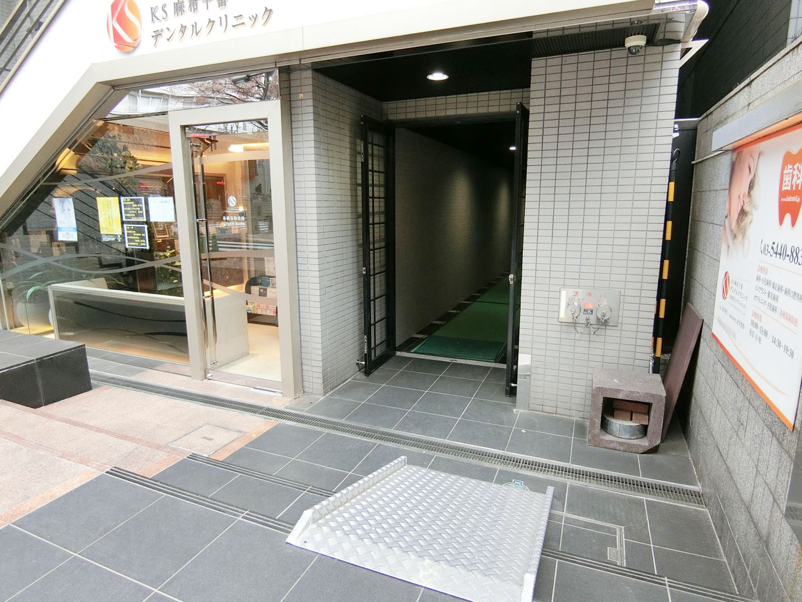 オフィスビル出入口