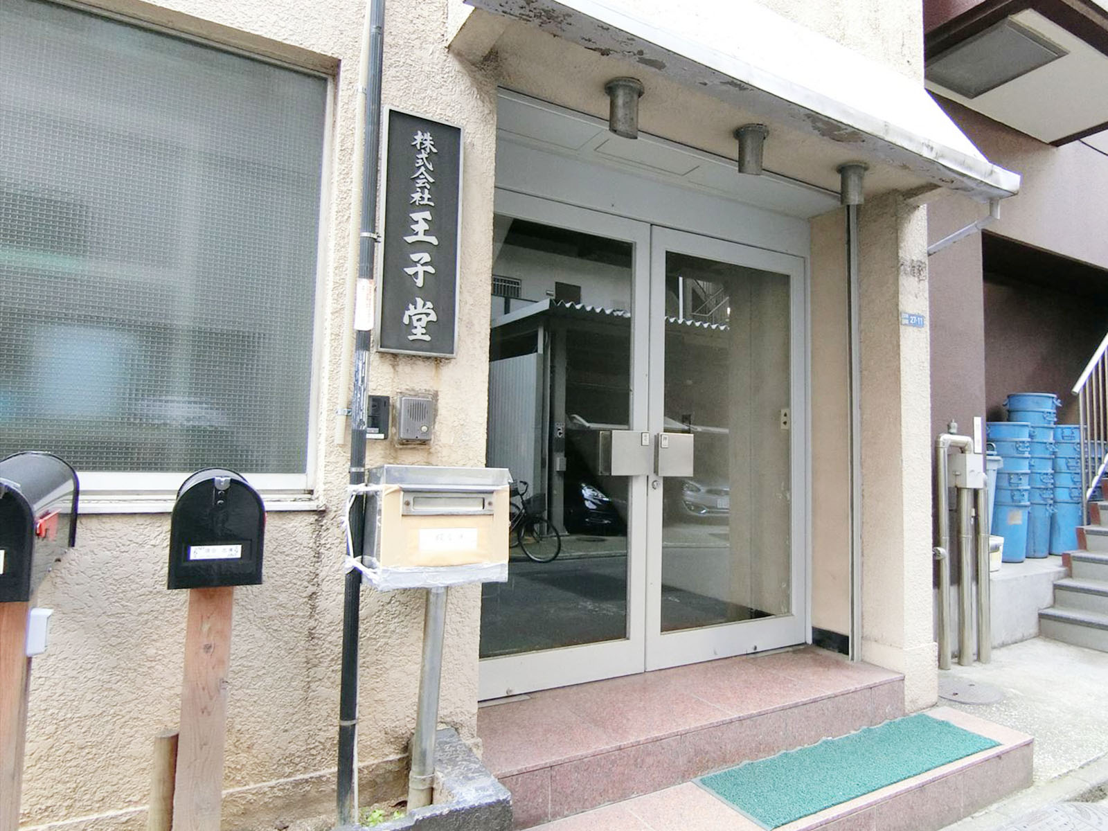 オフィスビル出入口