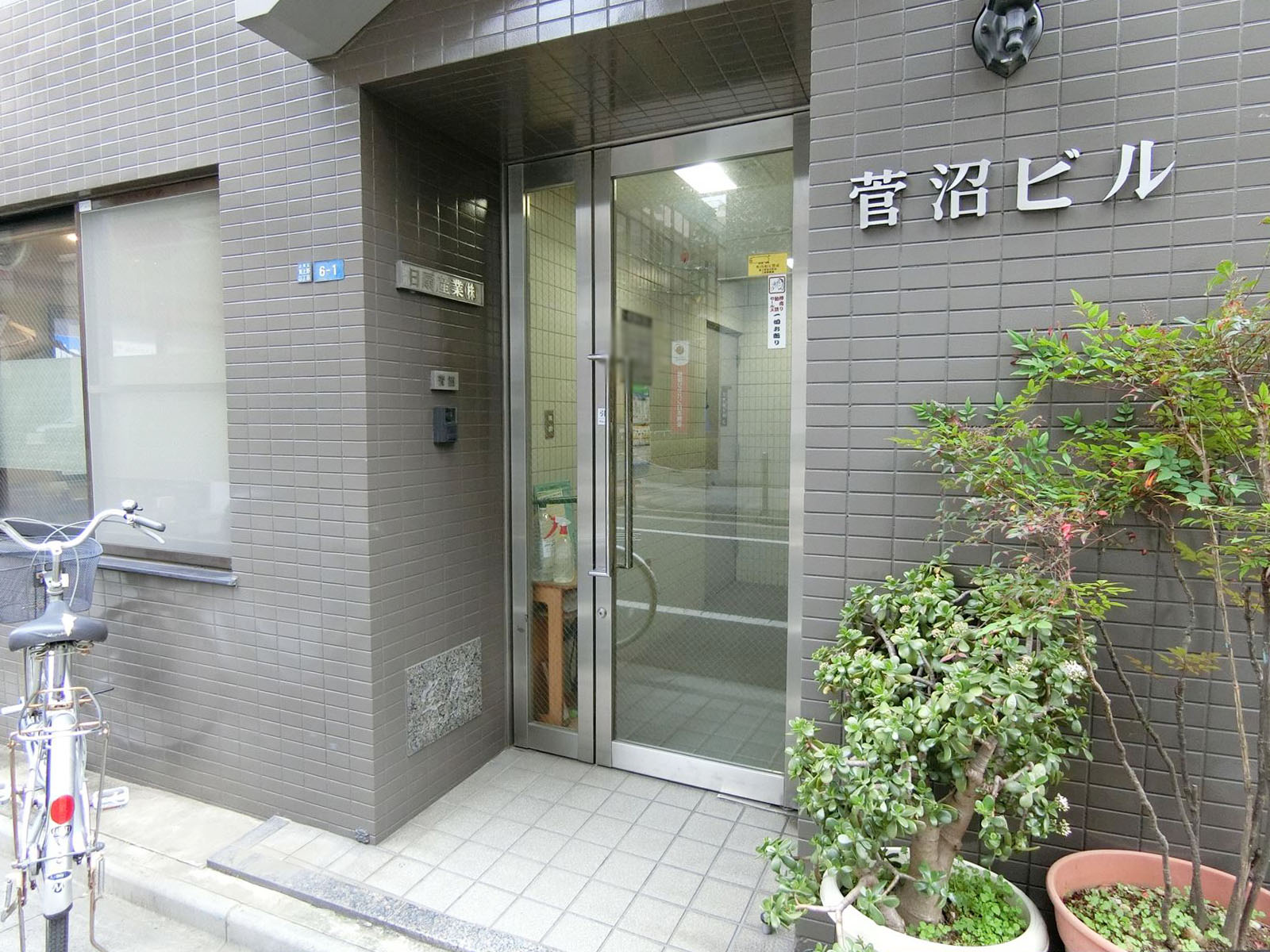 オフィスビル出入り口