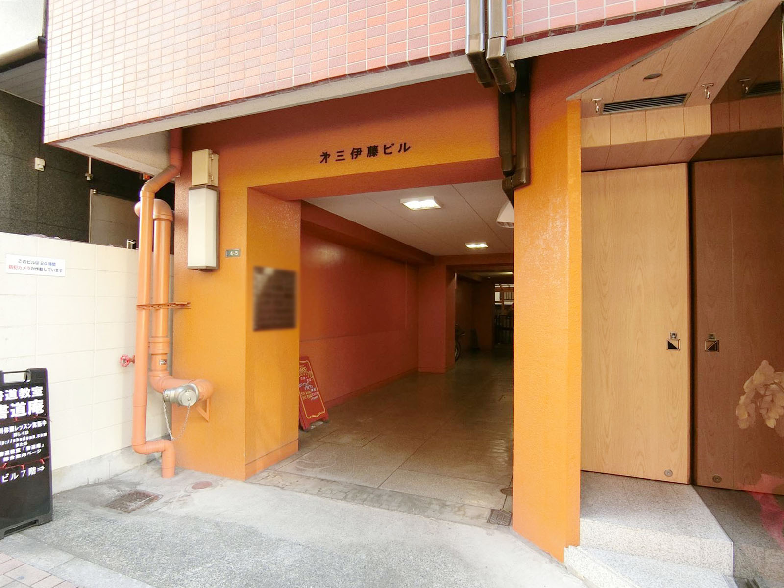 オフィスビル出入り口