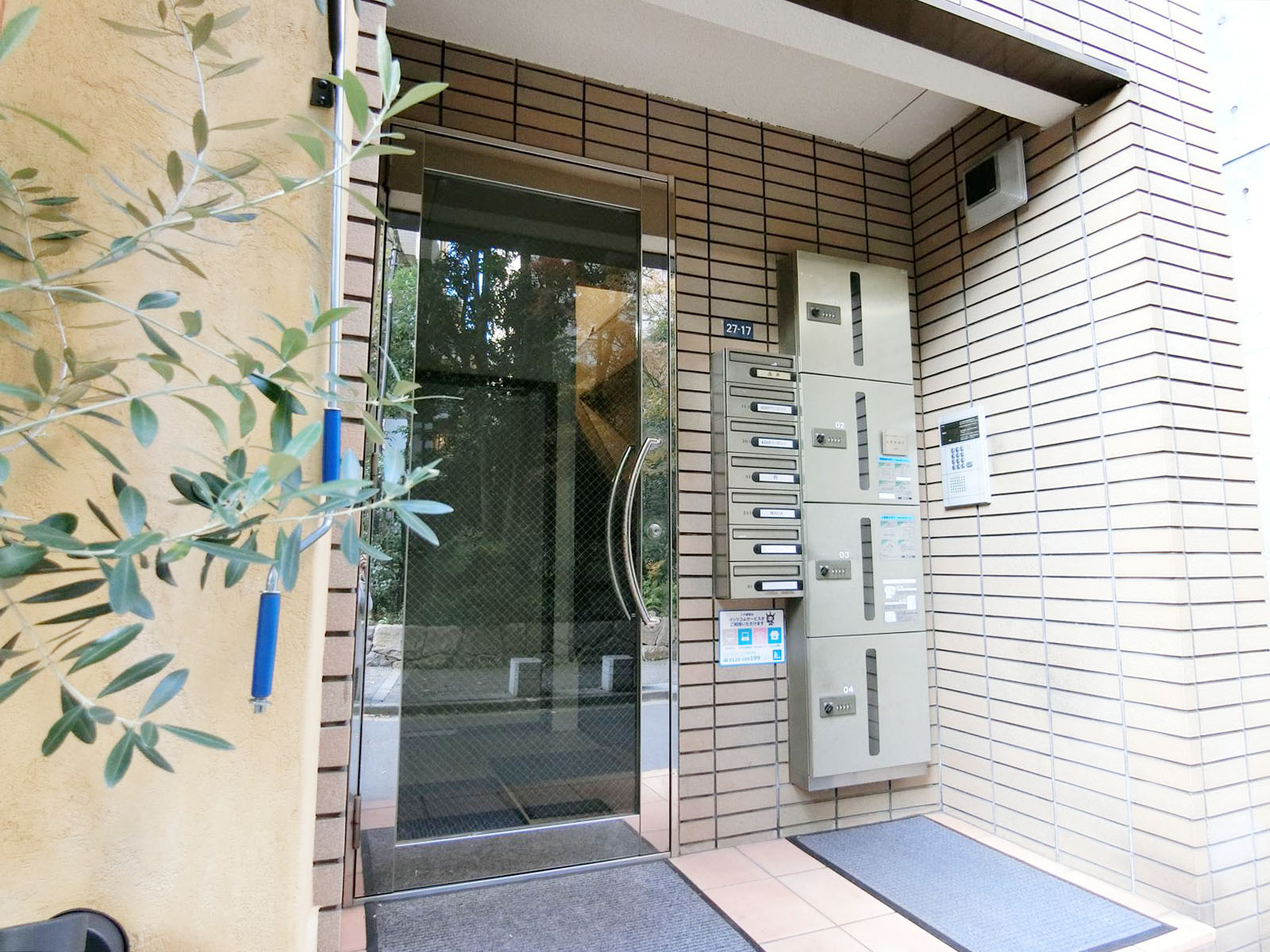 オフィスビル出入り口