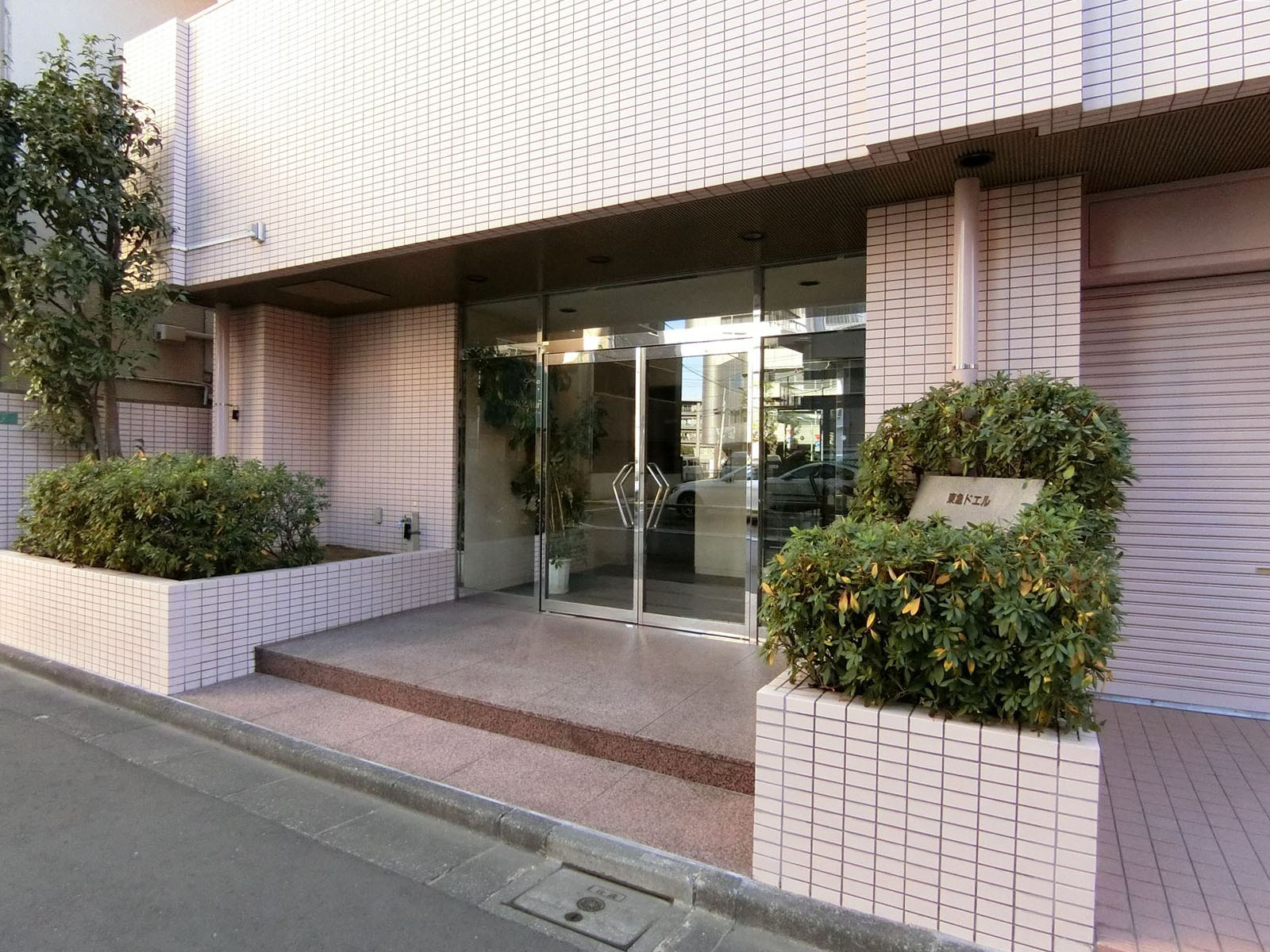 オフィスビル出入り口