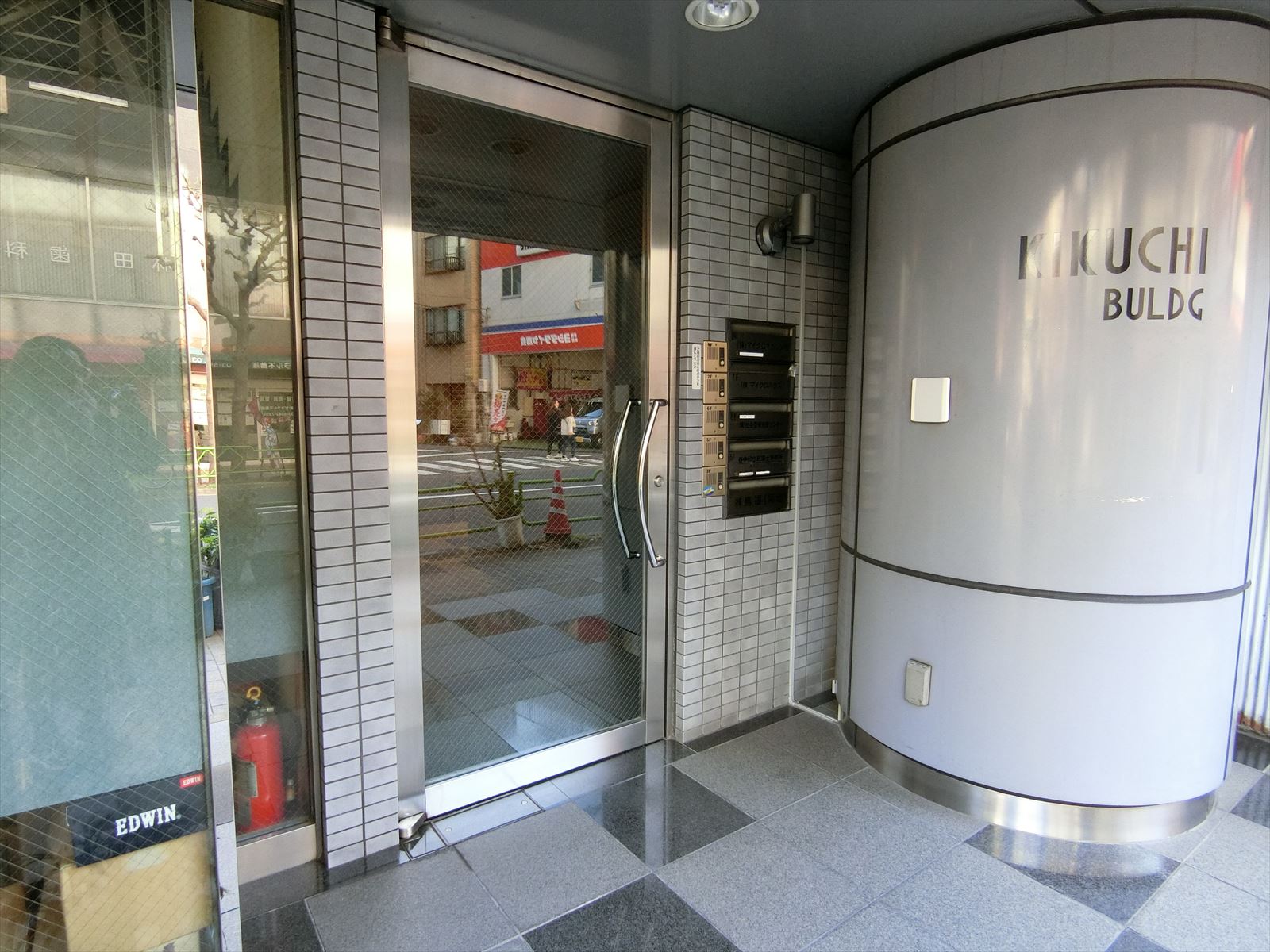 オフィスビル出入口