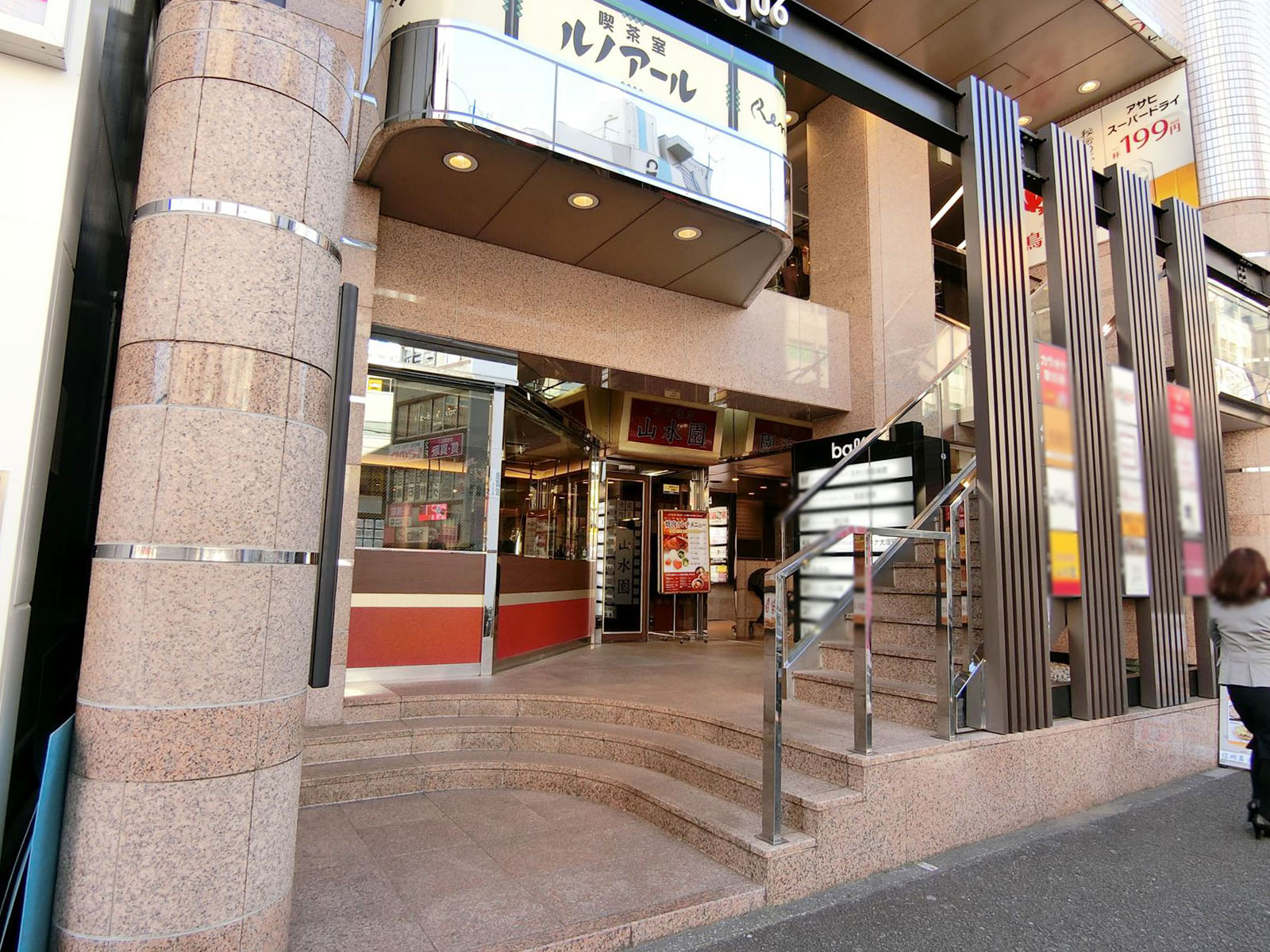 オフィスビル出入り口