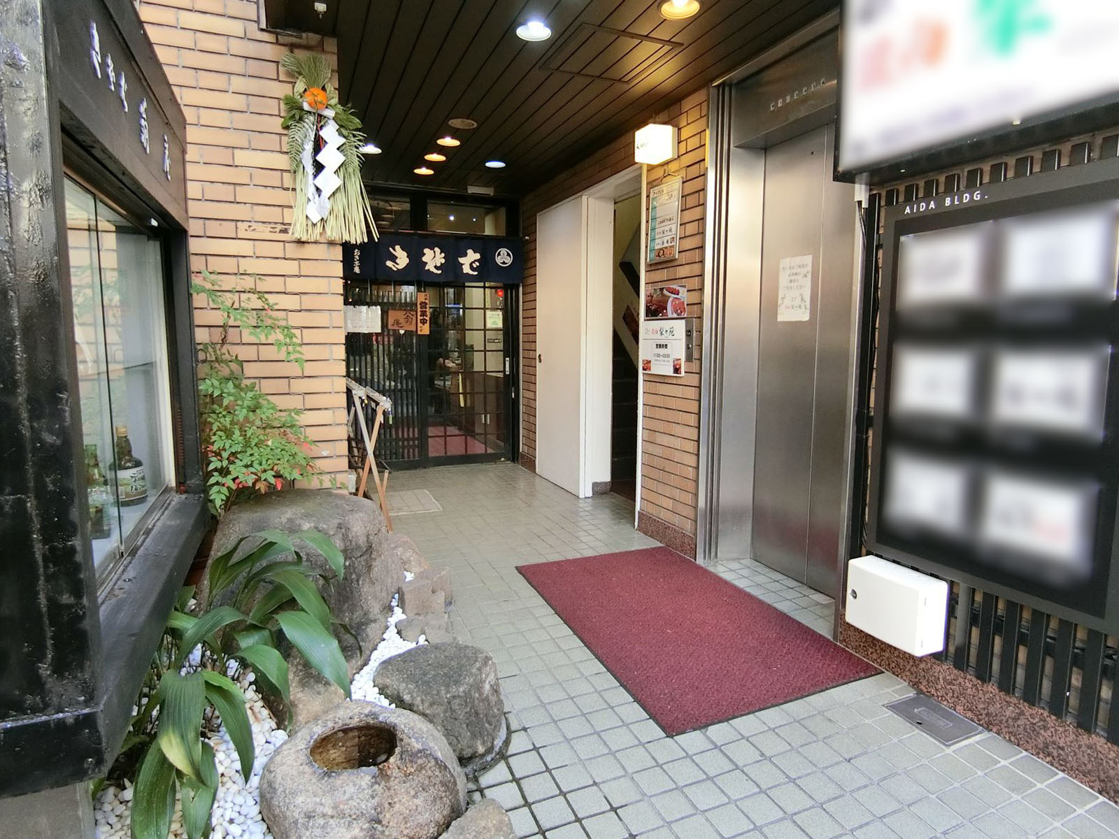 オフィスビル出入り口