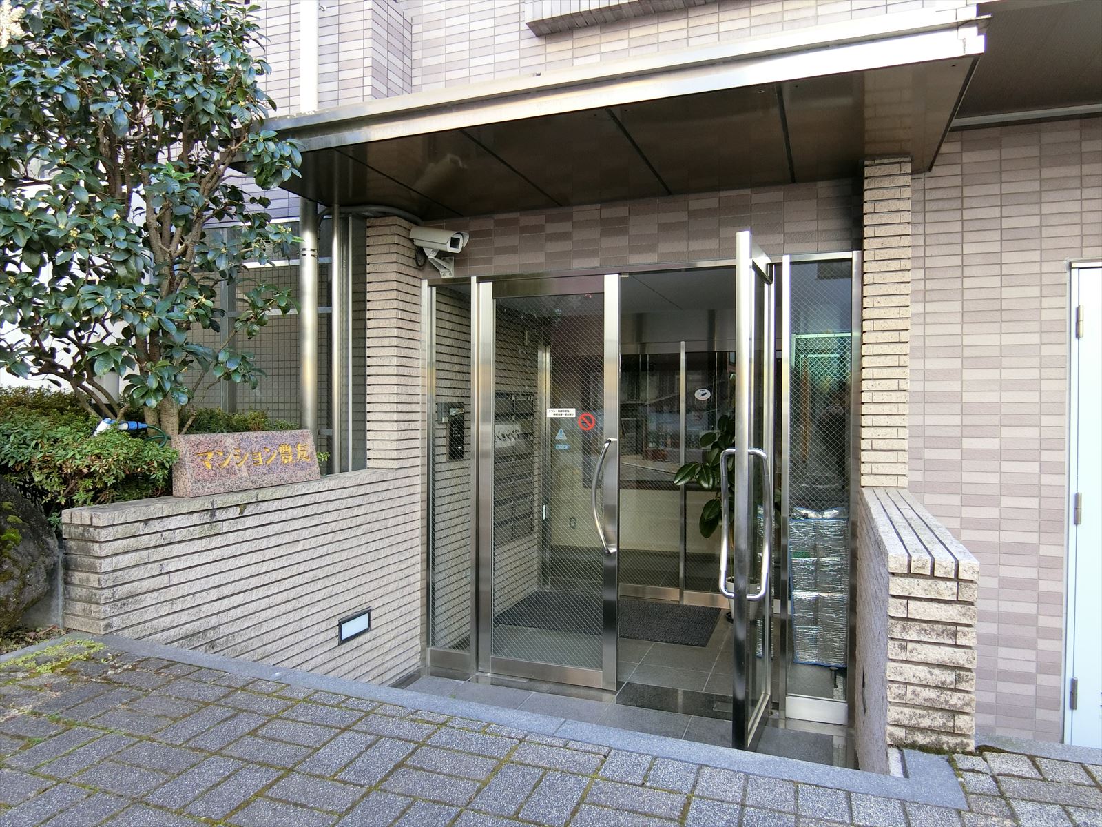 オフィスビル出入り口