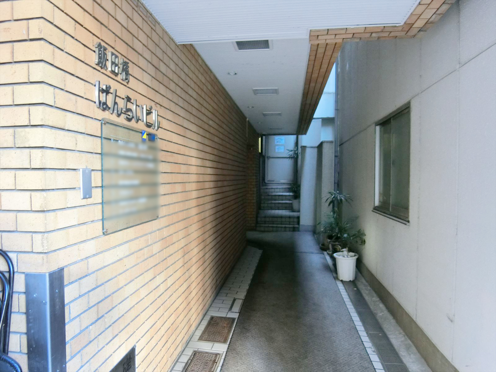 オフィスビル出入り口