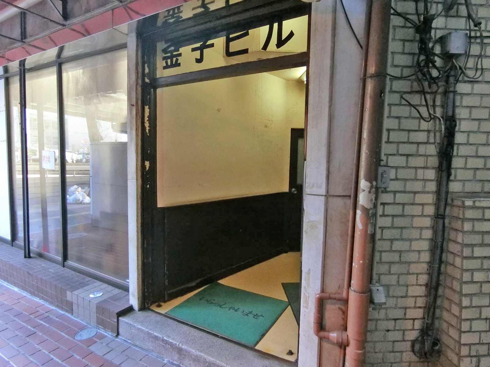 オフィスビル入り口