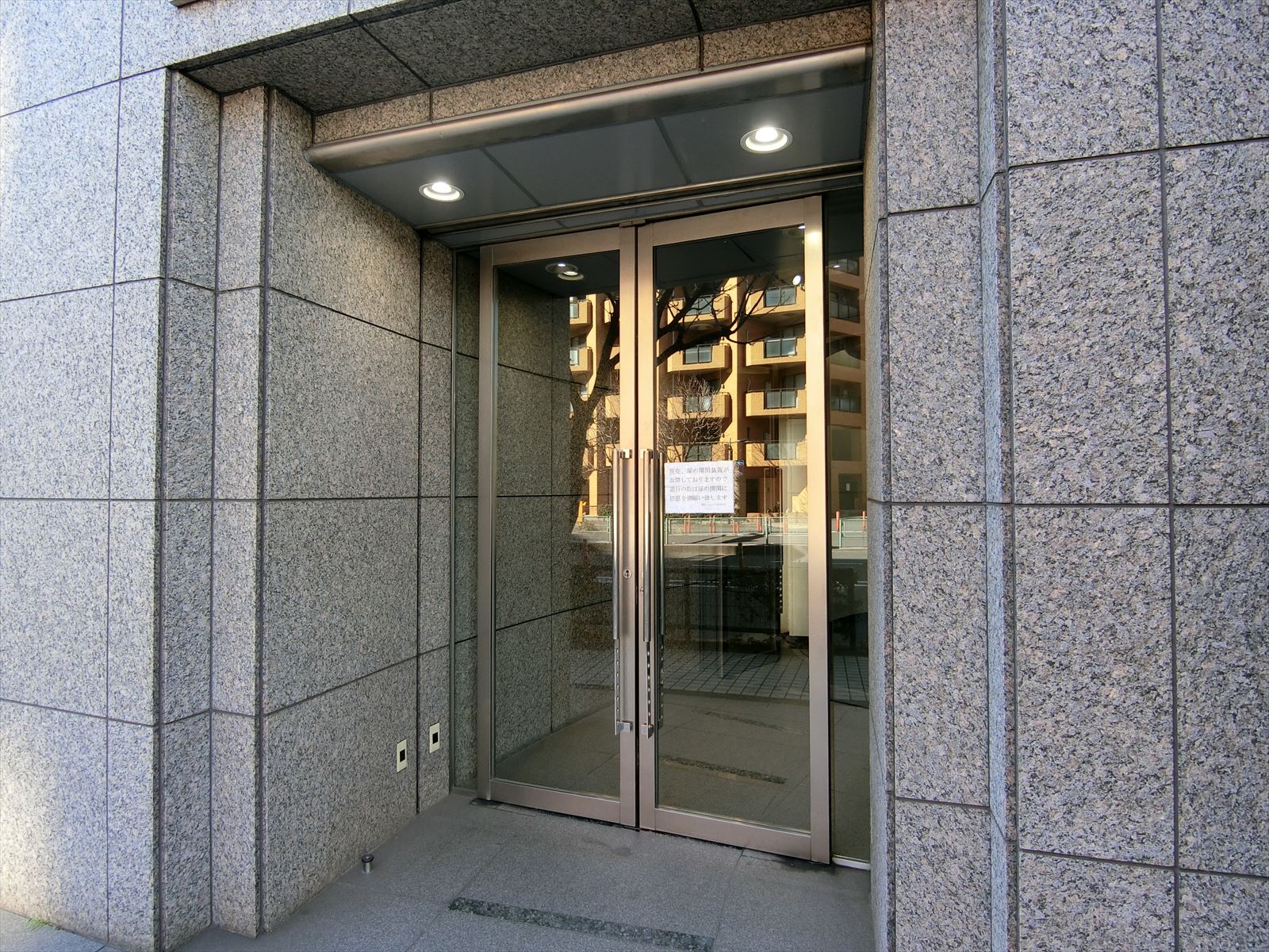 オフィスビル入り口