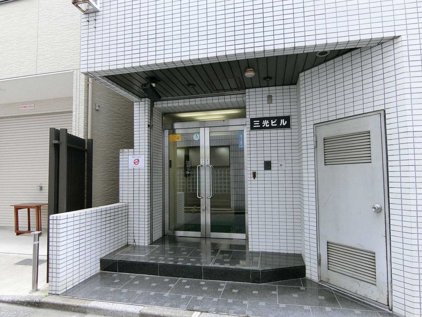 オフィスビル出入り口