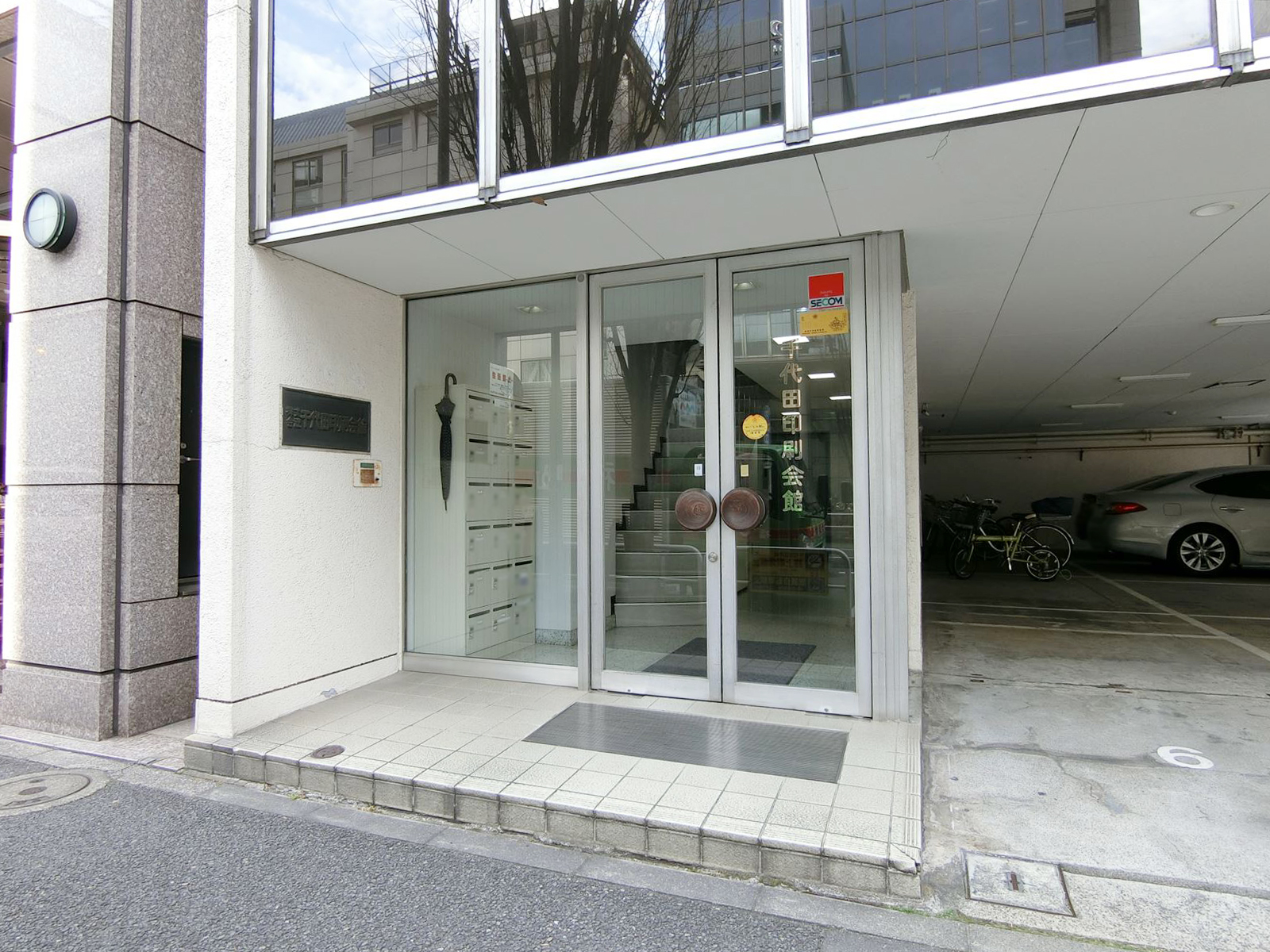 オフィスビル出入り口