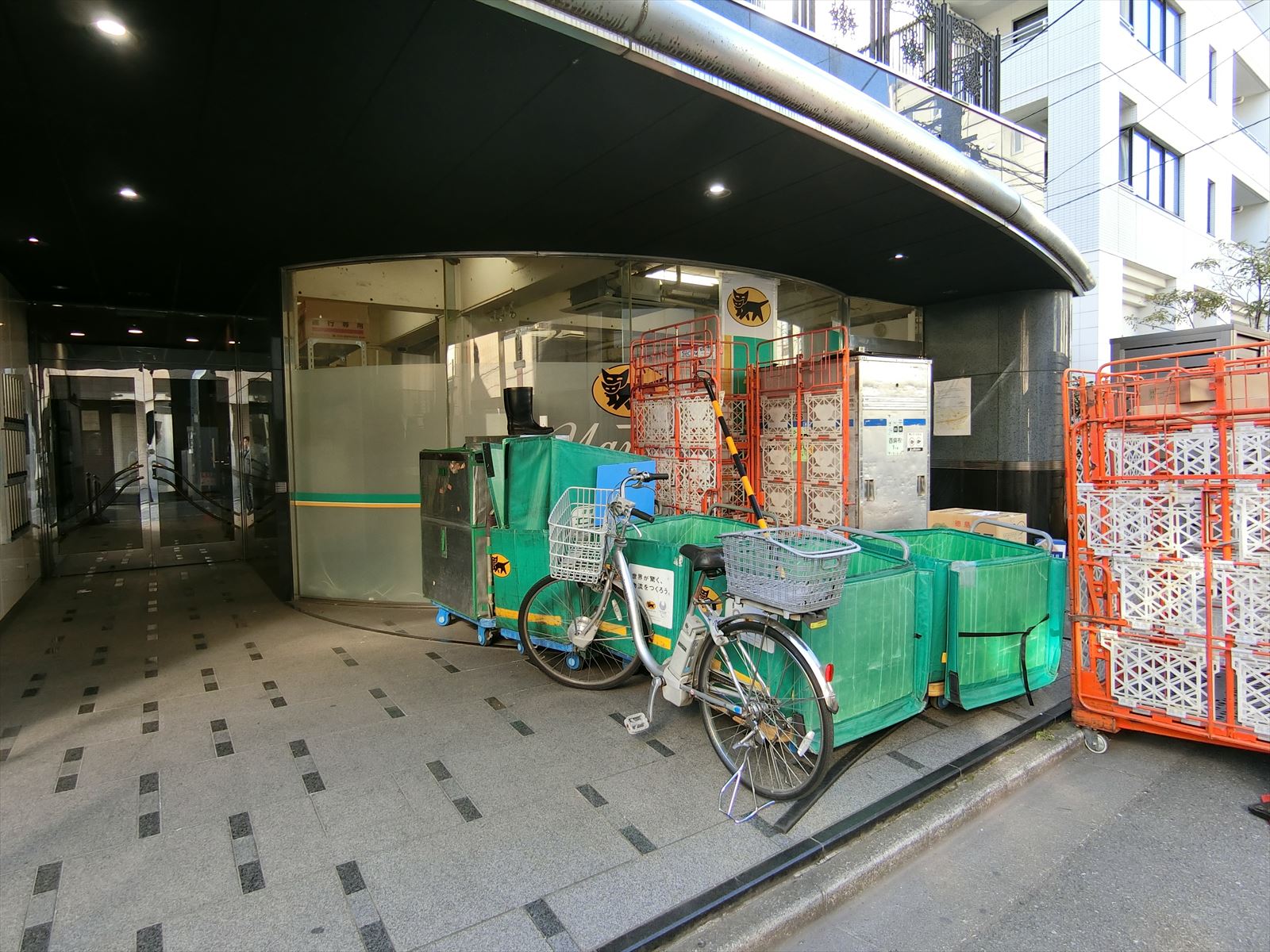 1階テナントの宅配業者