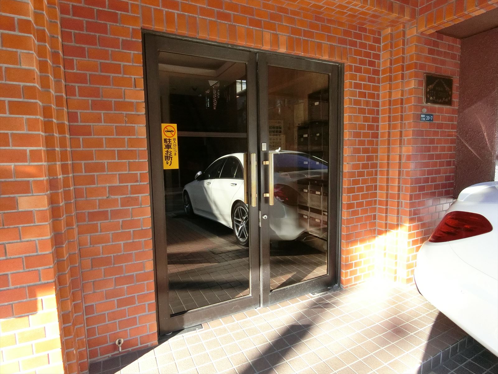 オフィスビル入り口