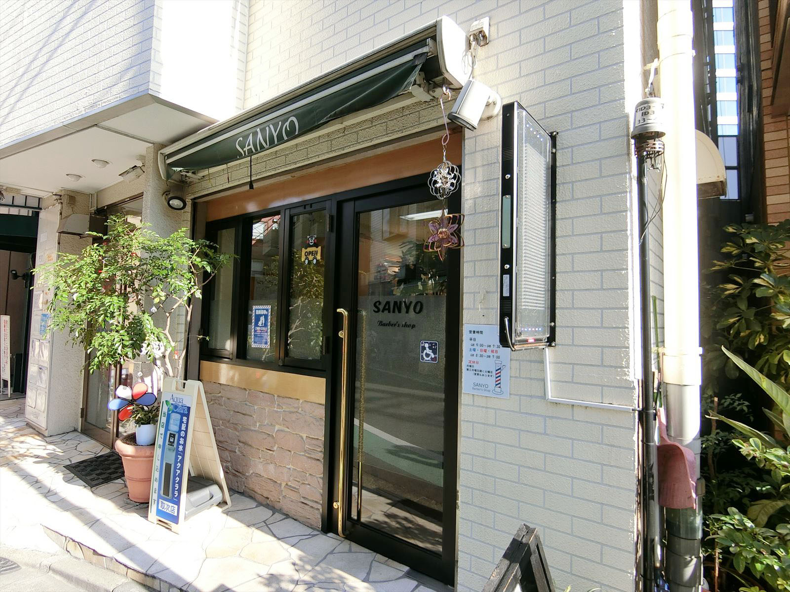 1階の理容店