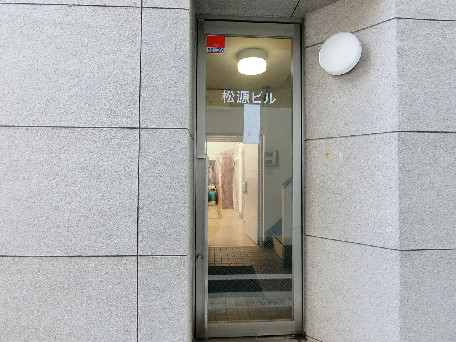 オフィスビル出入口
