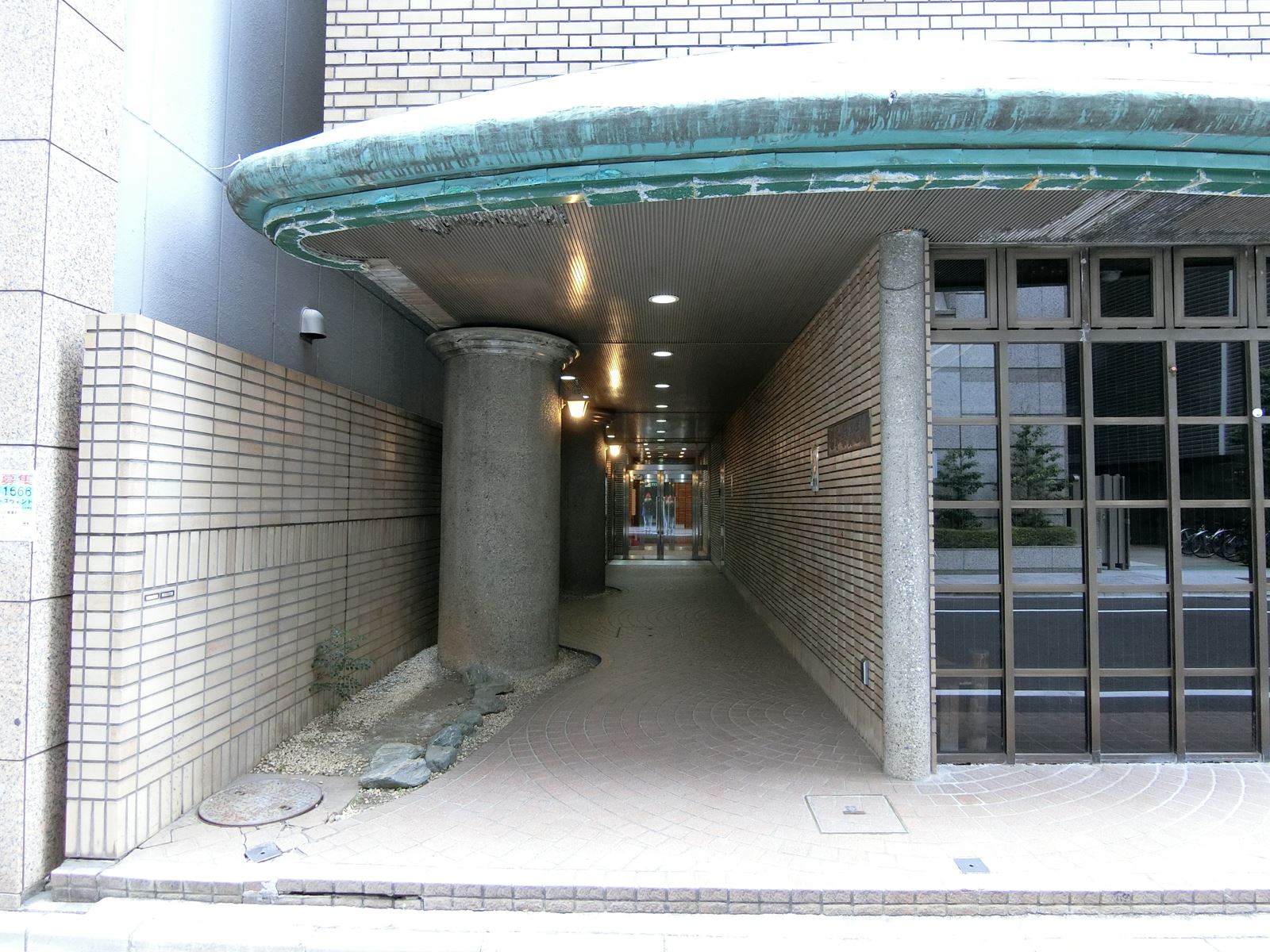 オフィスビル出入口