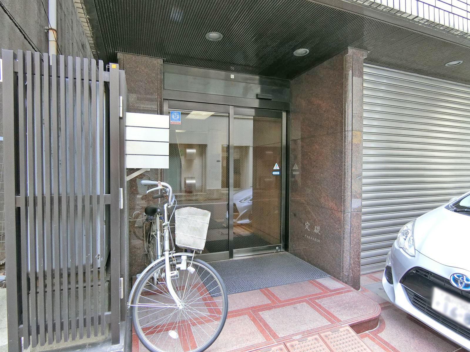 オフィスビル出入口