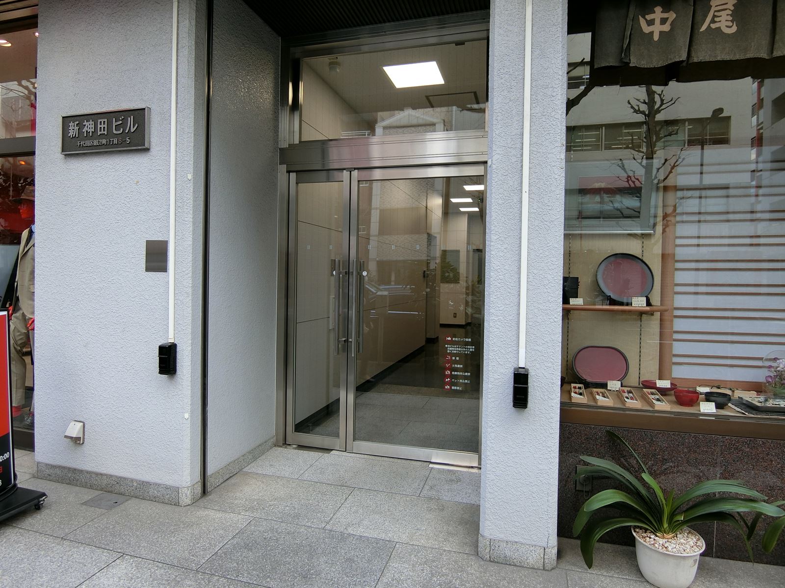 オフィスビル出入口