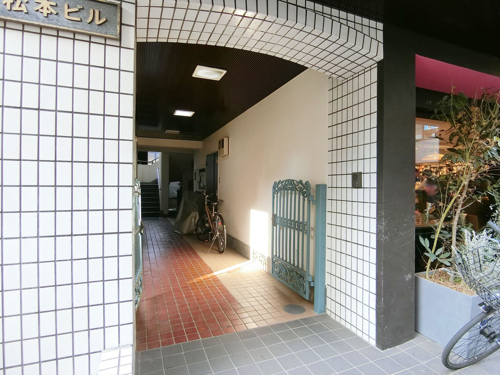 オフィスビル出入り口