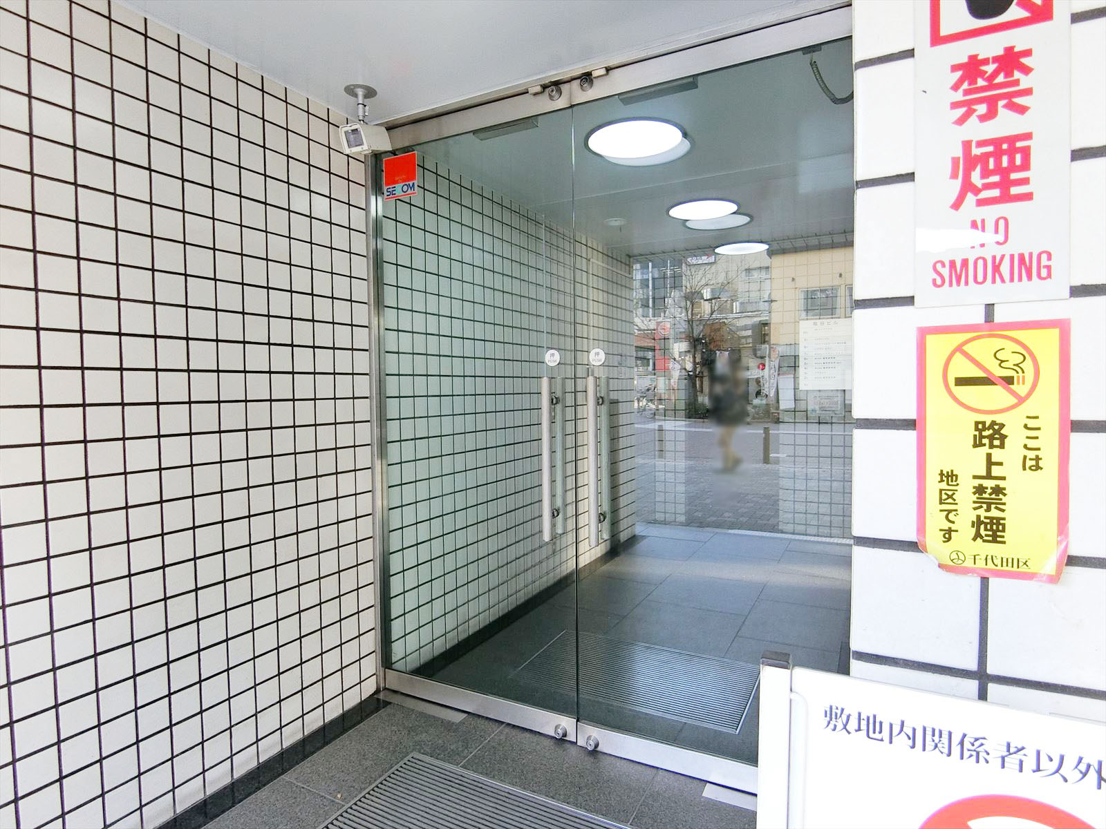 オフィスビル出入口