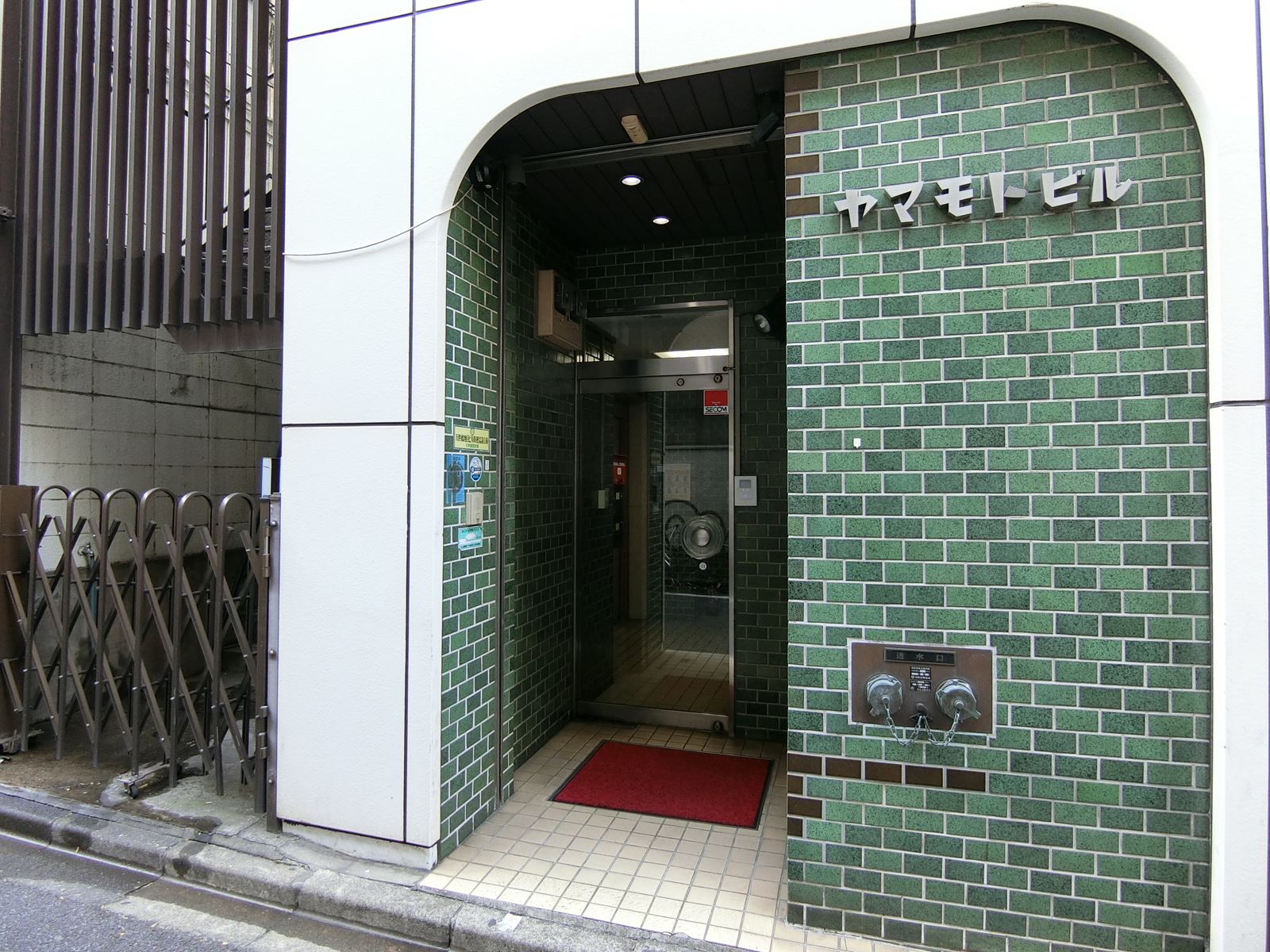オフィスビル出入口