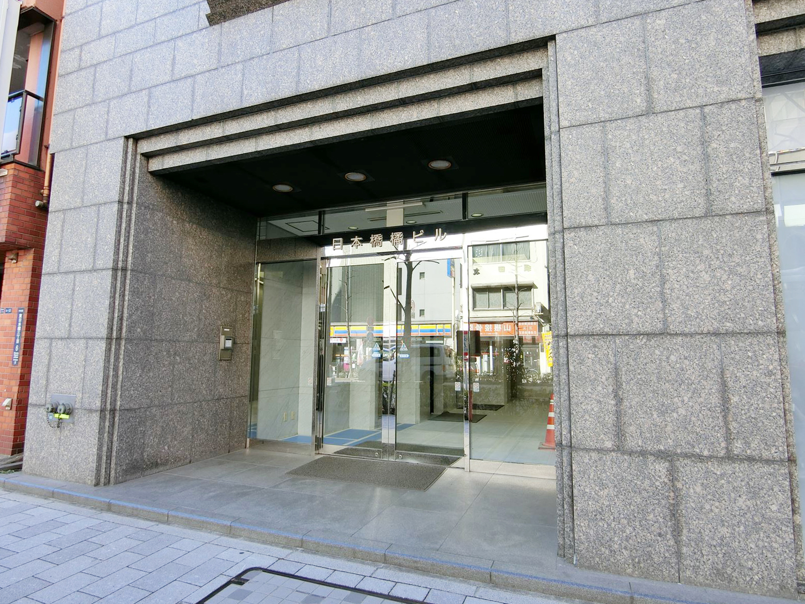 オフィスビル出入り口