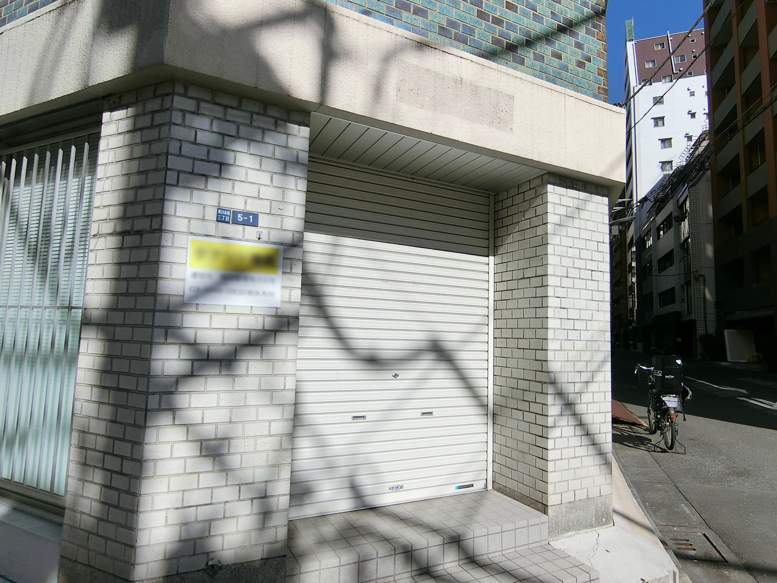オフィスビル出入り口