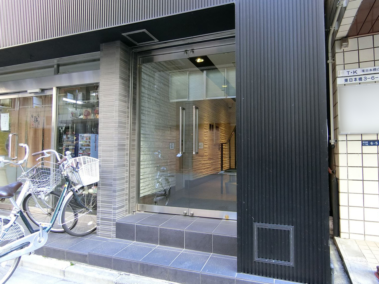 オフィスビル出入り口