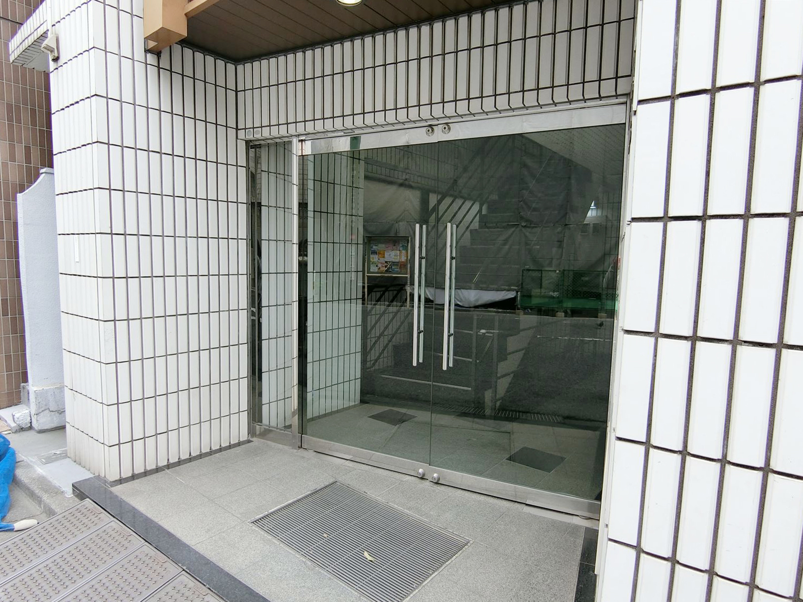 オフィスビル出入り口