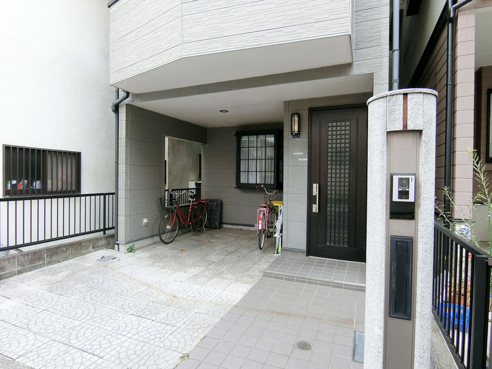 オフィスビル出入り口