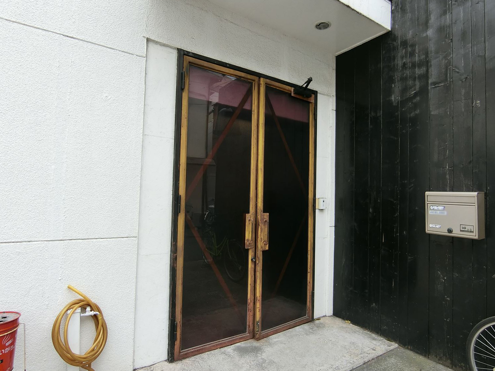 オフィスビル出入り口