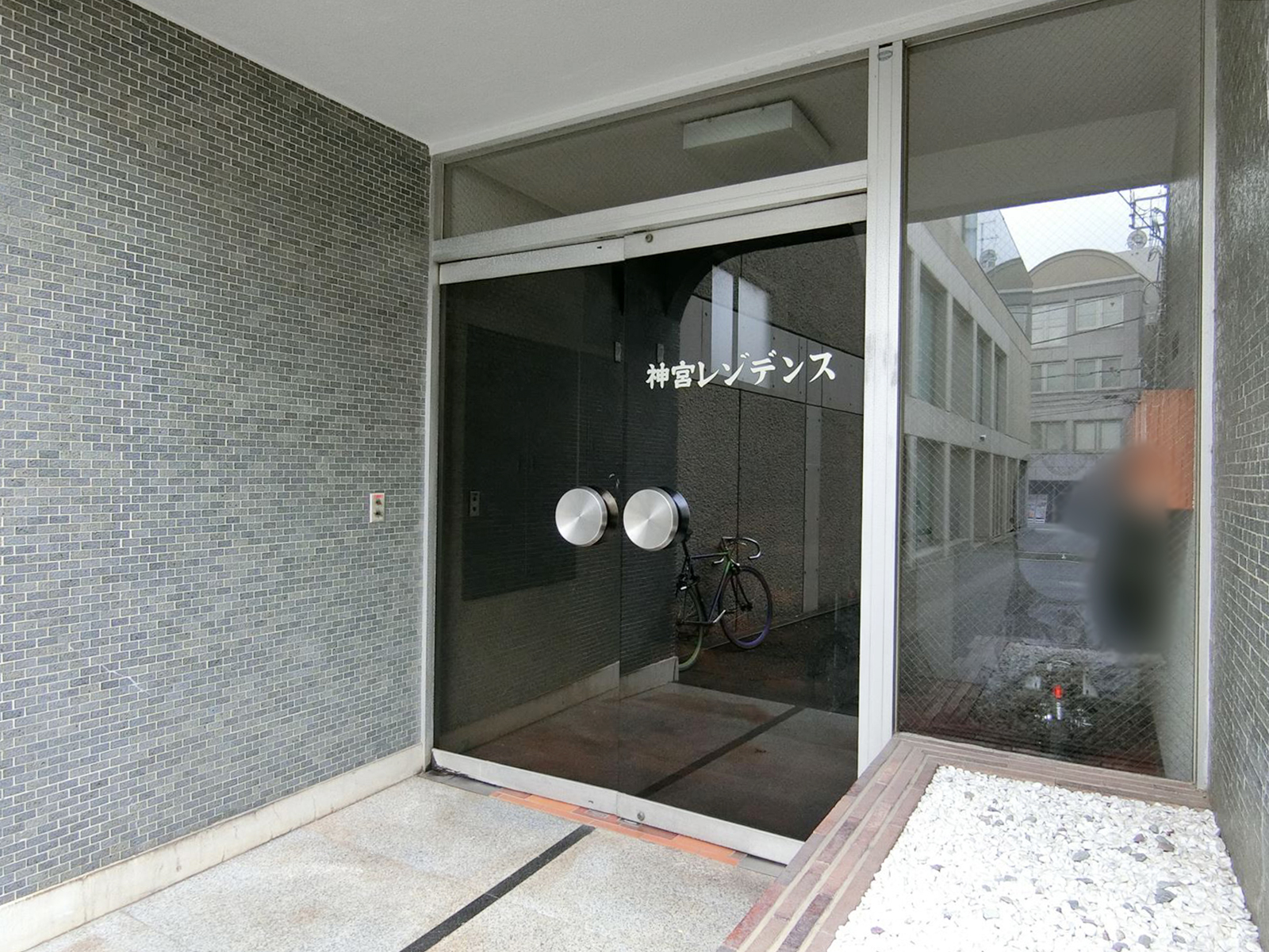 オフィスビル出入り口