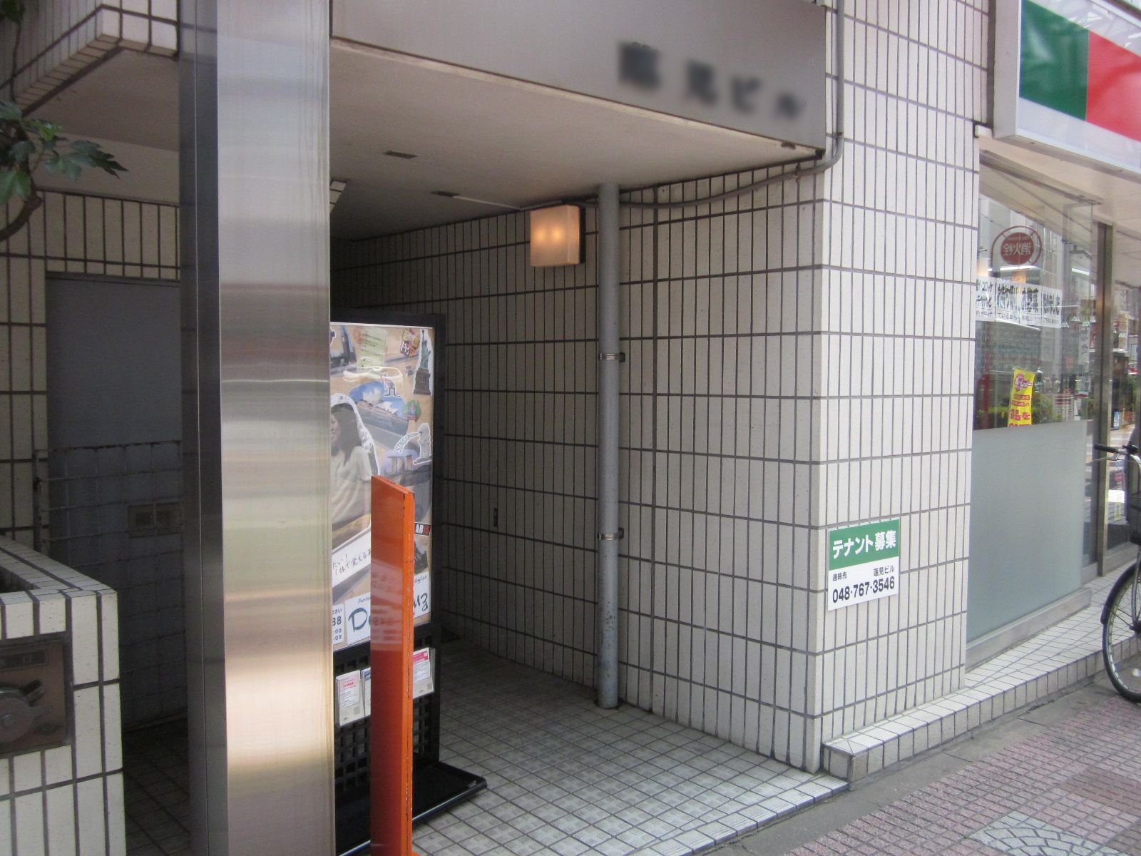 オフィスビル出入り口