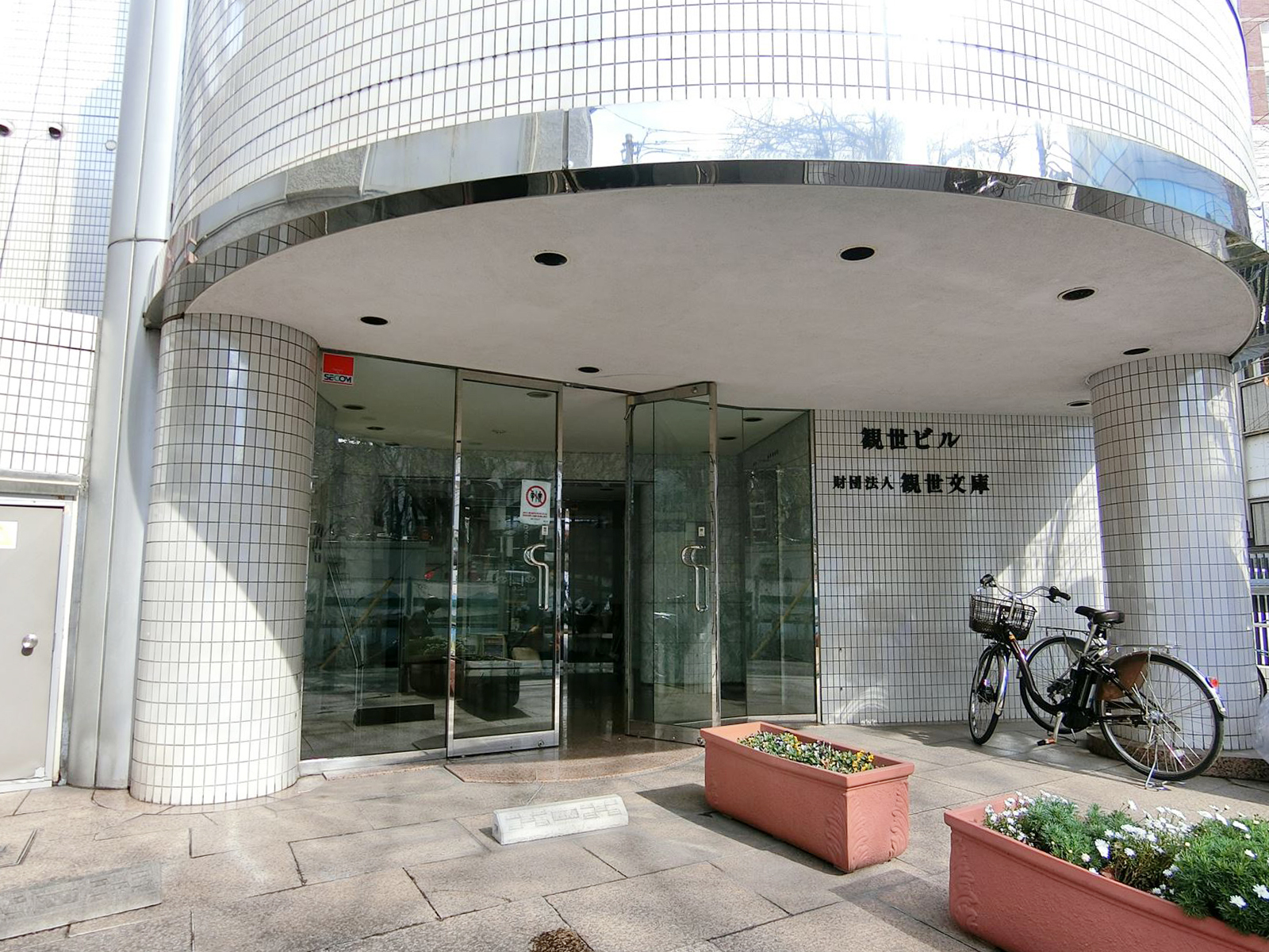 オフィスビル出入り口