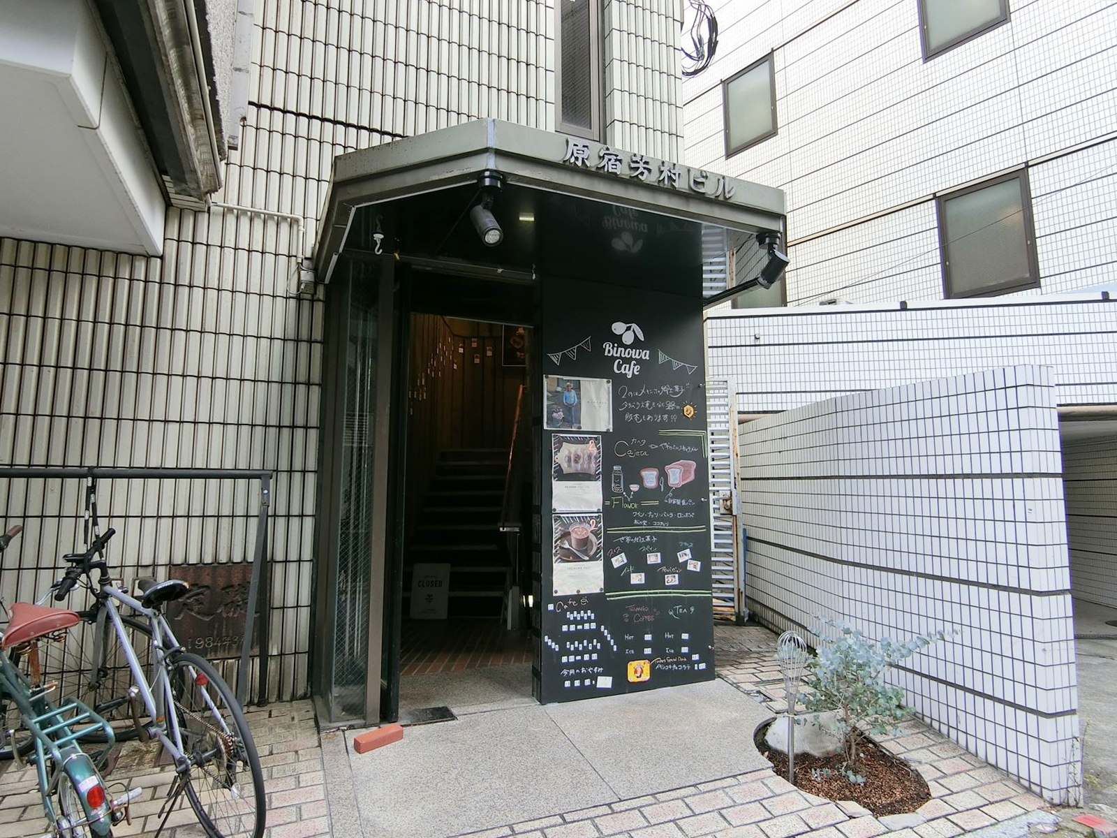オフィスビル出入り口