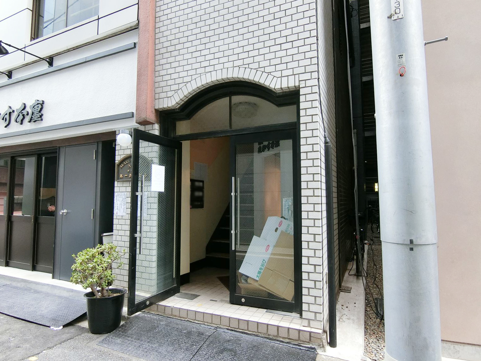 オフィスビル出入口